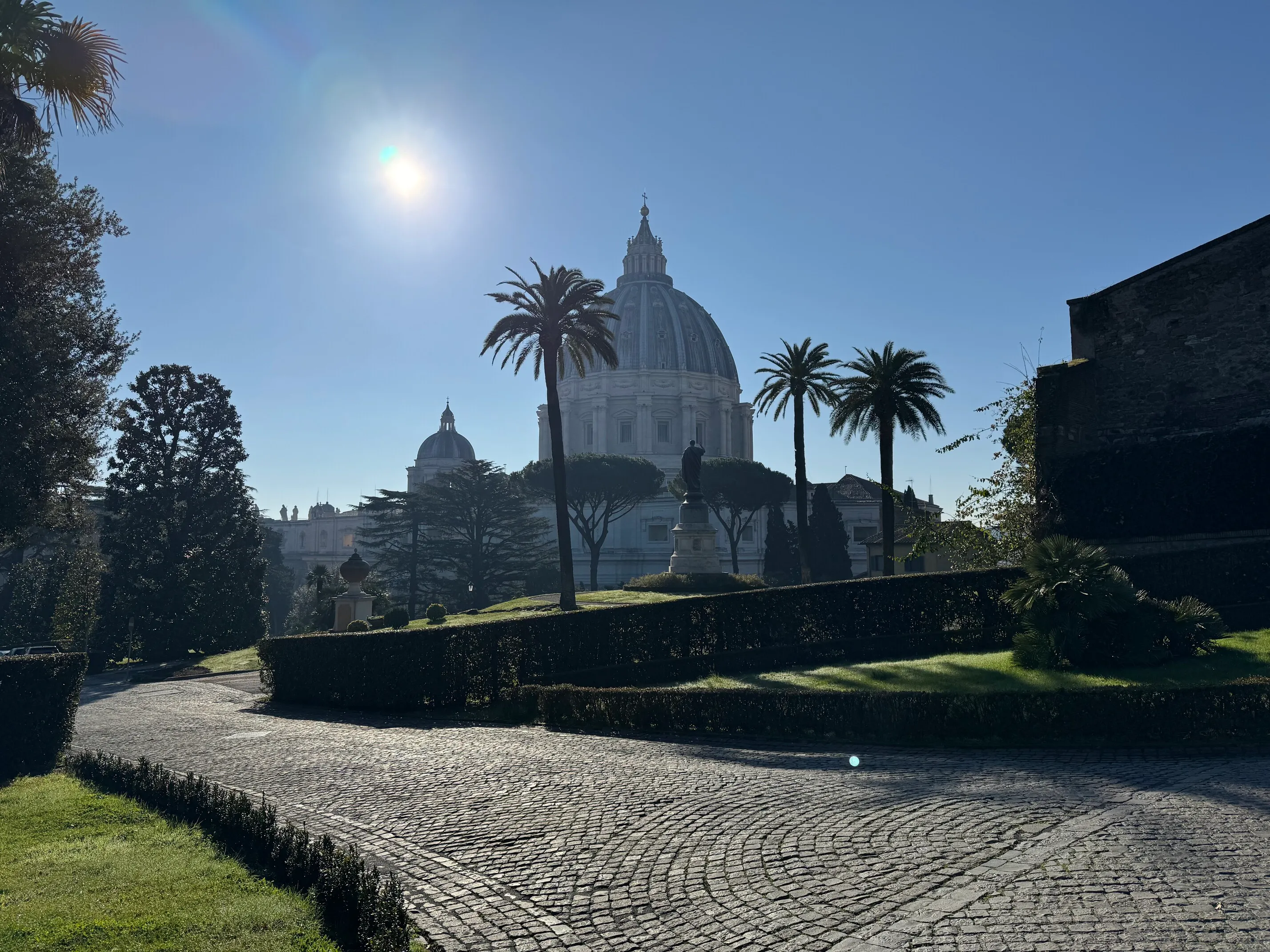 Baksiden av Basilica di San Pietro fra Vatican gardens