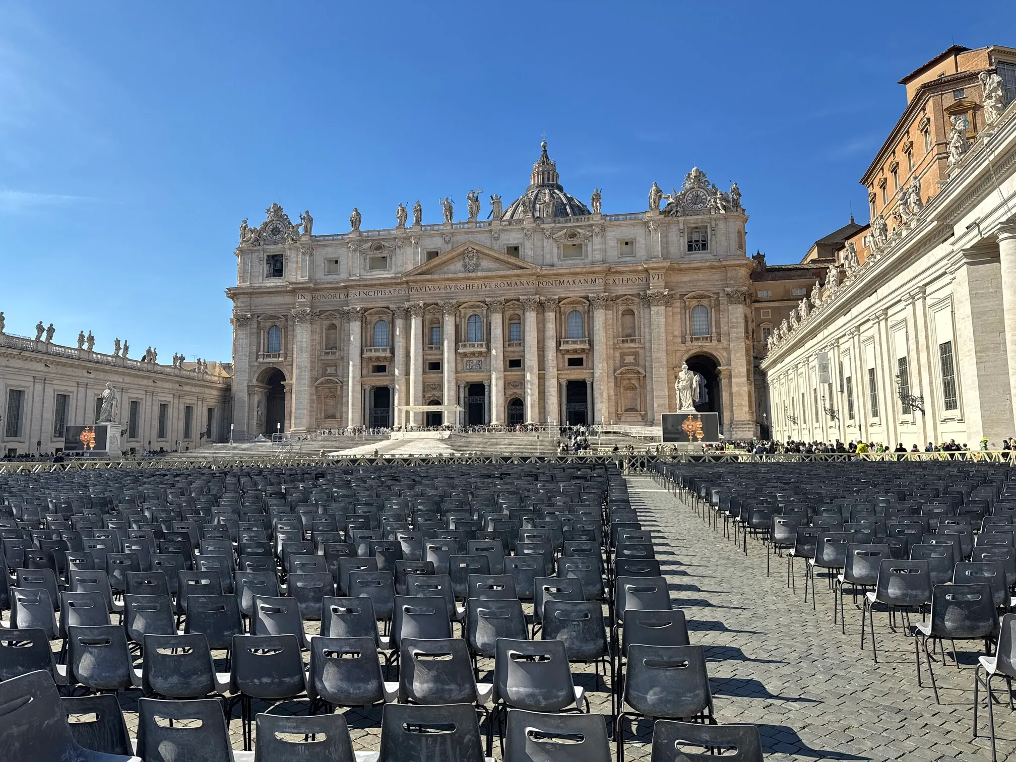 Basilica di San Pietro på en solfylt dag