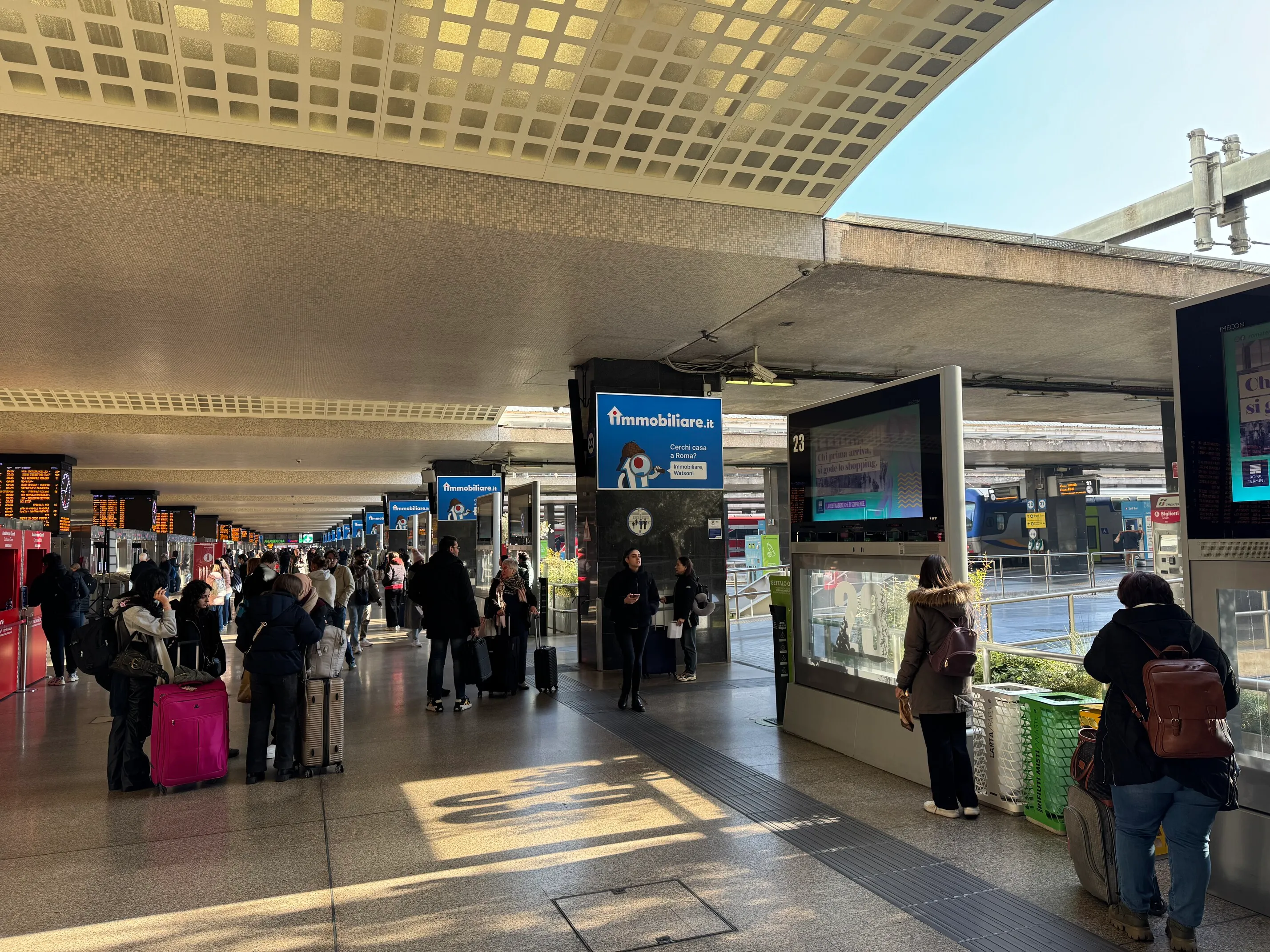 Ute ved platformene på togstasjonen Roma termini