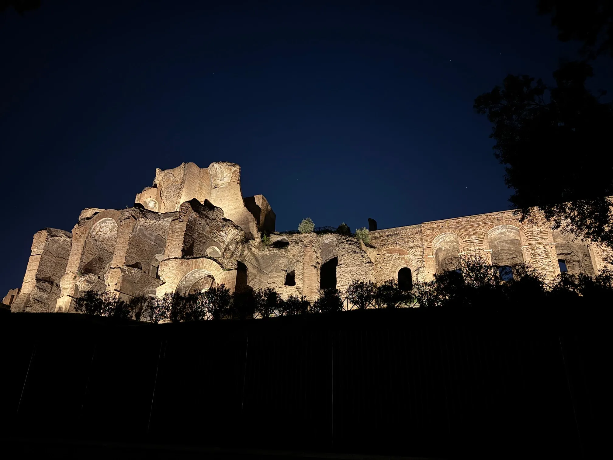 Gamle ruiner i nærheten av Colloseum