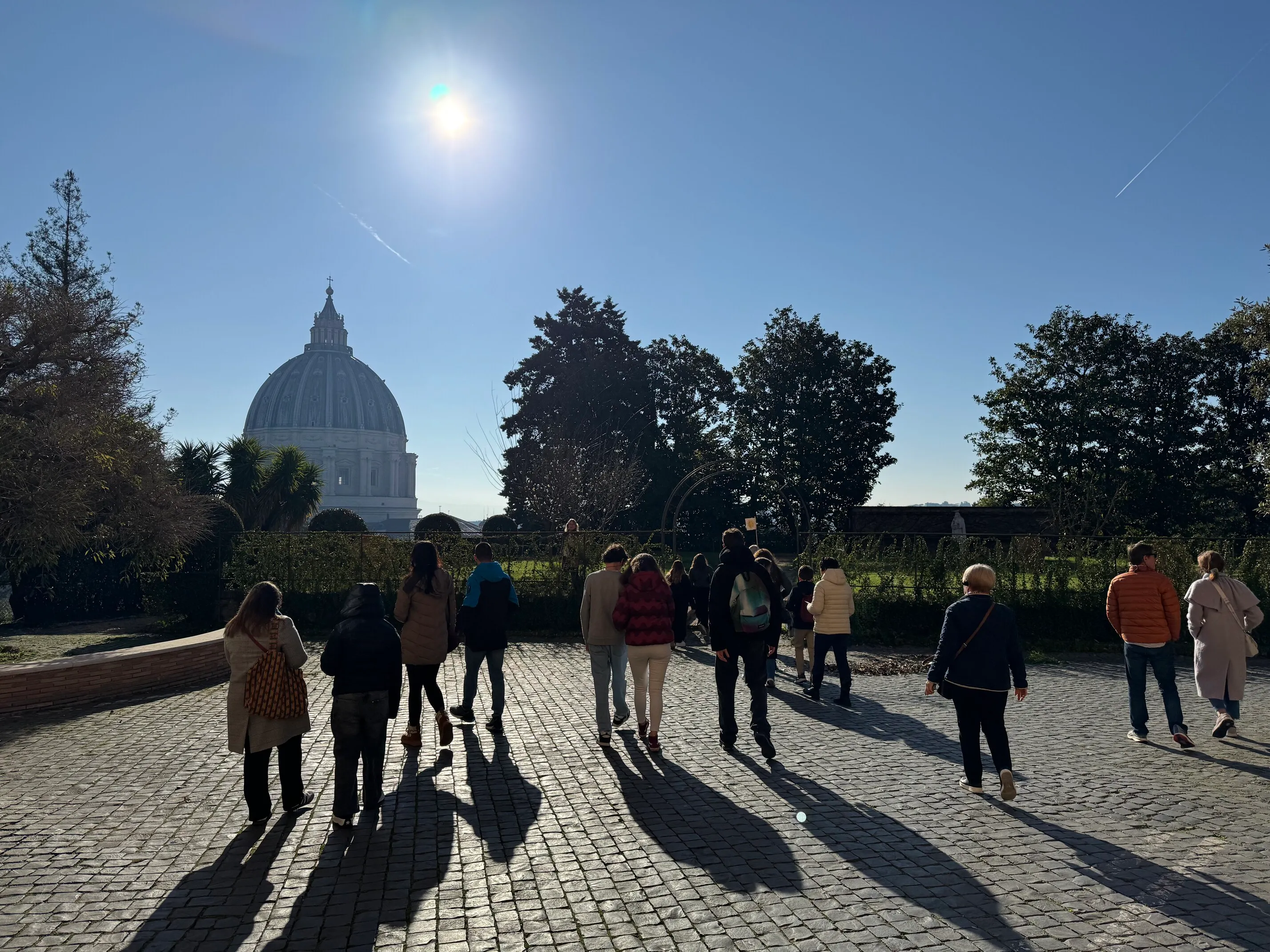 Toppen av Vatican hill med resten av gruppen i den guidede touren